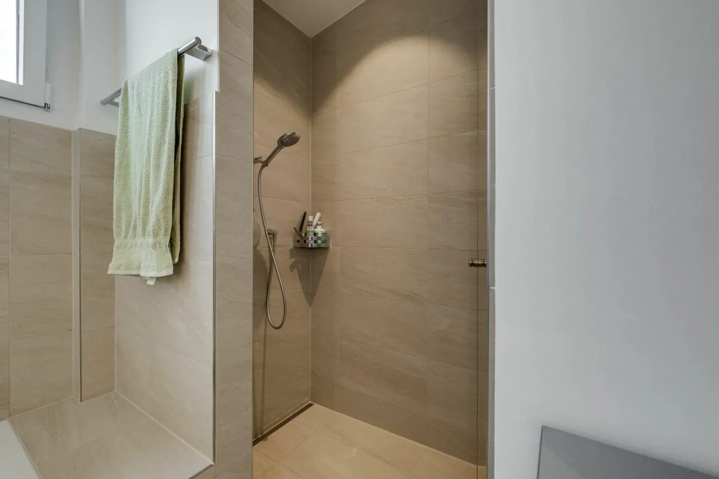 Appartement en duplex moderne de 4,5 pièces avec loggia et place de parking - Photo 15 sur 16