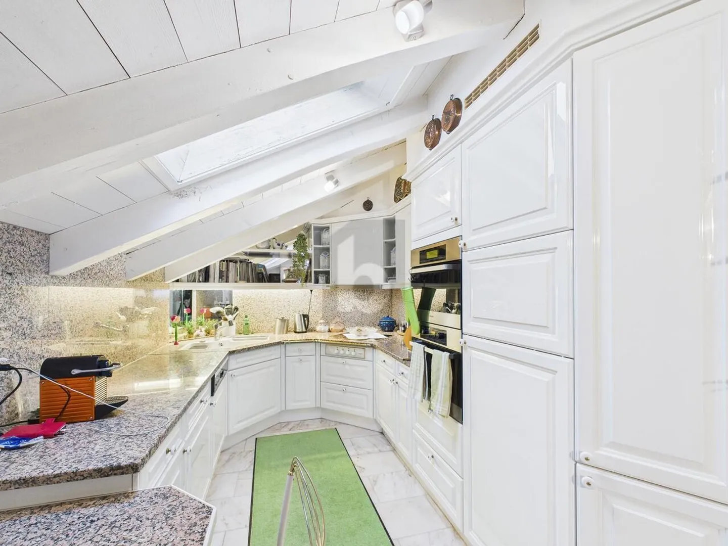 COZY FEEL-GOOD ENVIRONMENT - Photo 3 of 6