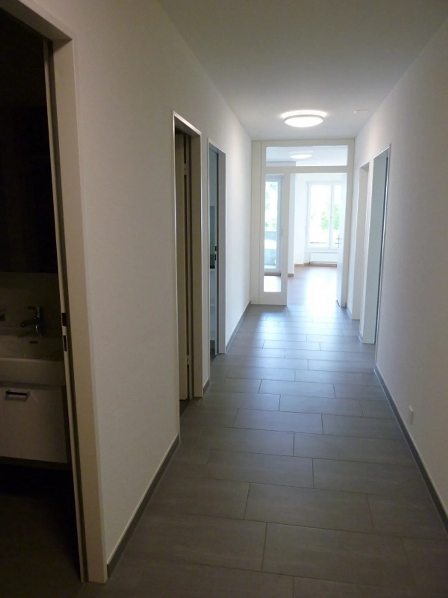 Très spacieuse, appartement de 4,5 pièces situé au centre à Reinach - Photo 2 sur 10