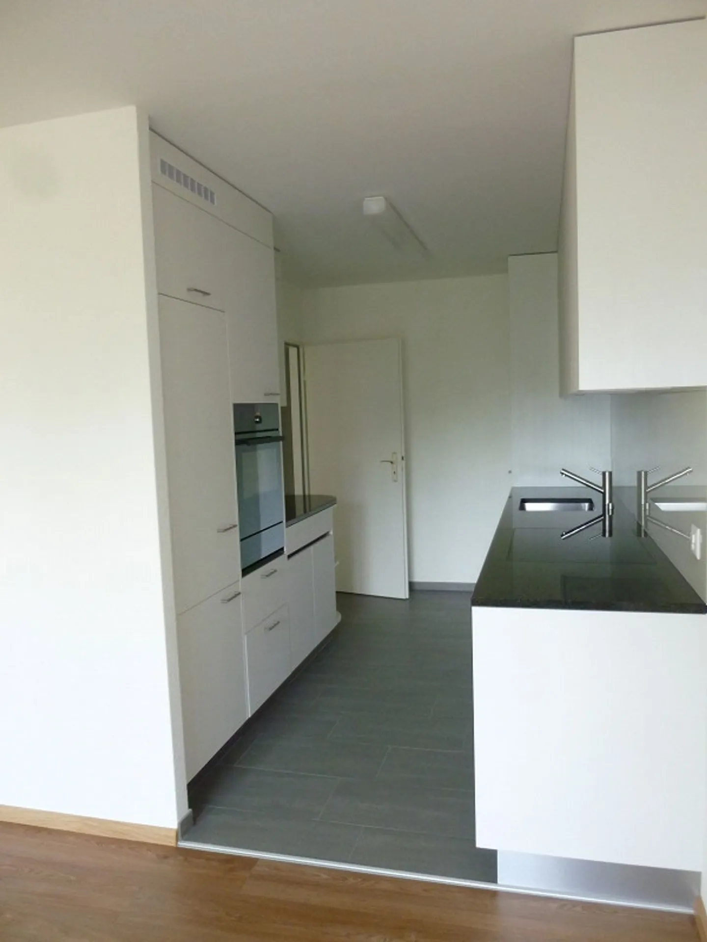Très spacieuse, appartement de 4,5 pièces situé au centre à Reinach - Photo 3 sur 10