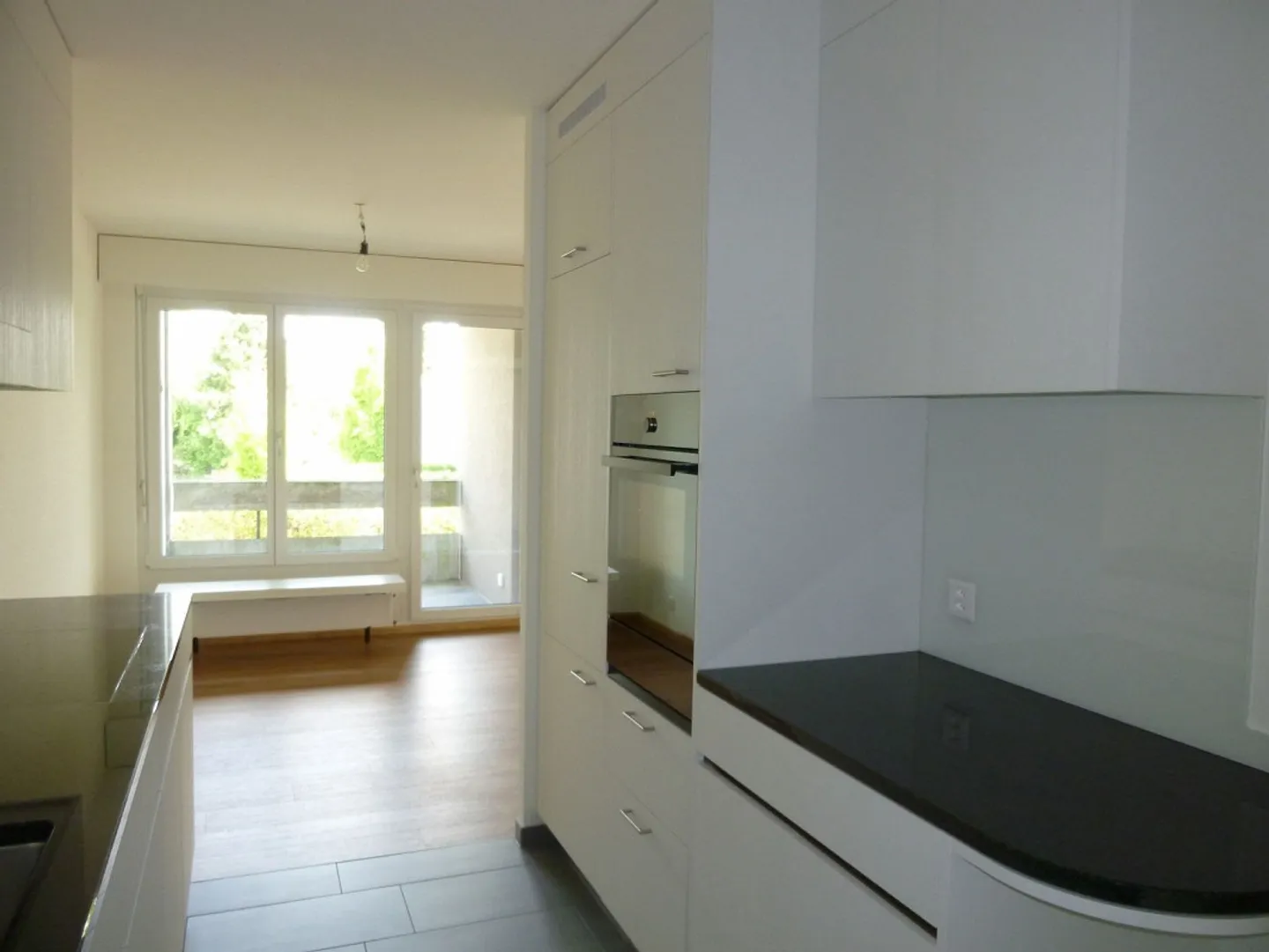 Très spacieuse, appartement de 4,5 pièces situé au centre à Reinach - Photo 4 sur 10