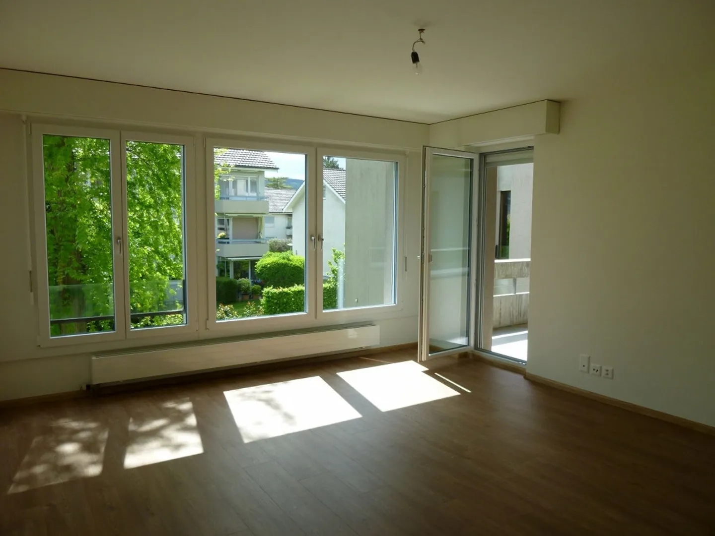 Très spacieuse, appartement de 4,5 pièces situé au centre à Reinach - Photo 6 sur 10
