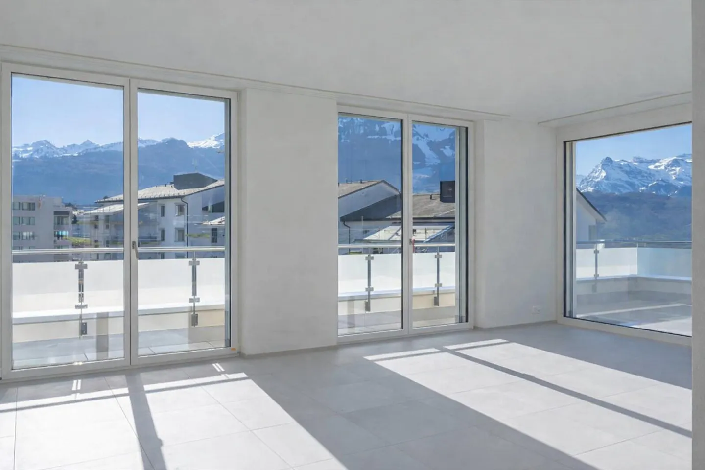 First rental: 3.5-room penthouse apartment with lake and mountain views - Photo 3 of 15