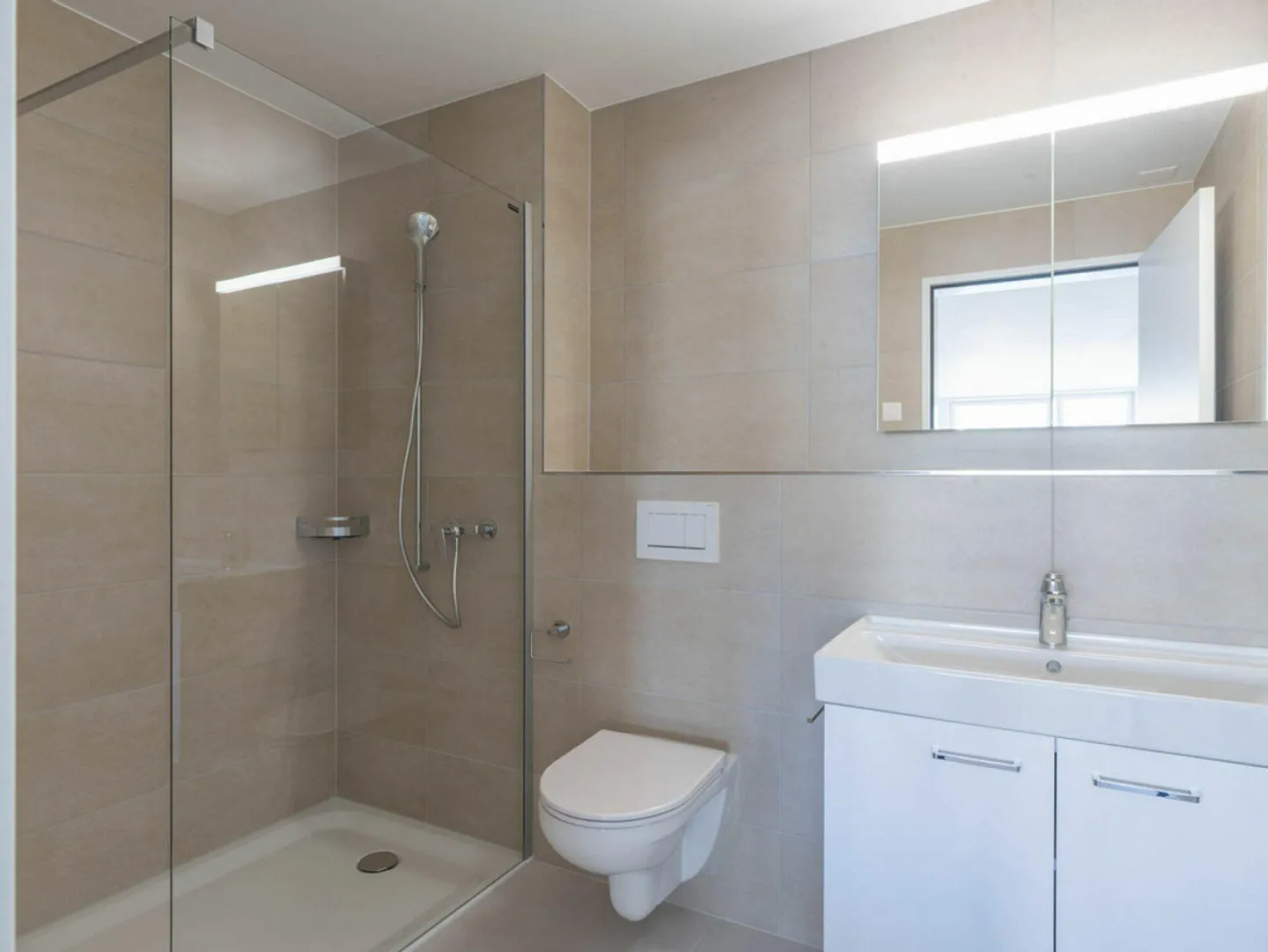 First rental: 3.5-room penthouse apartment with lake and mountain views - Photo 10 of 15