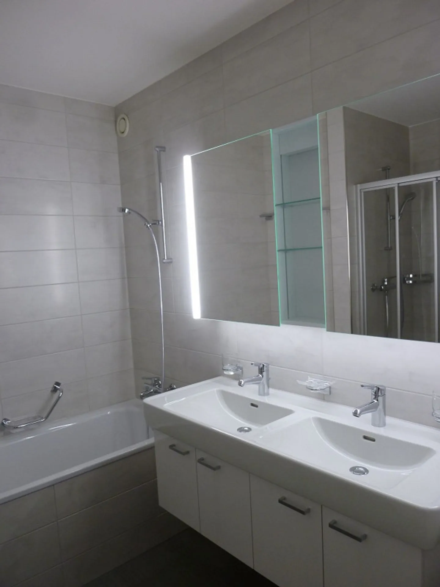 Très spacieuse, appartement de 4,5 pièces situé au centre à Reinach - Photo 8 sur 10