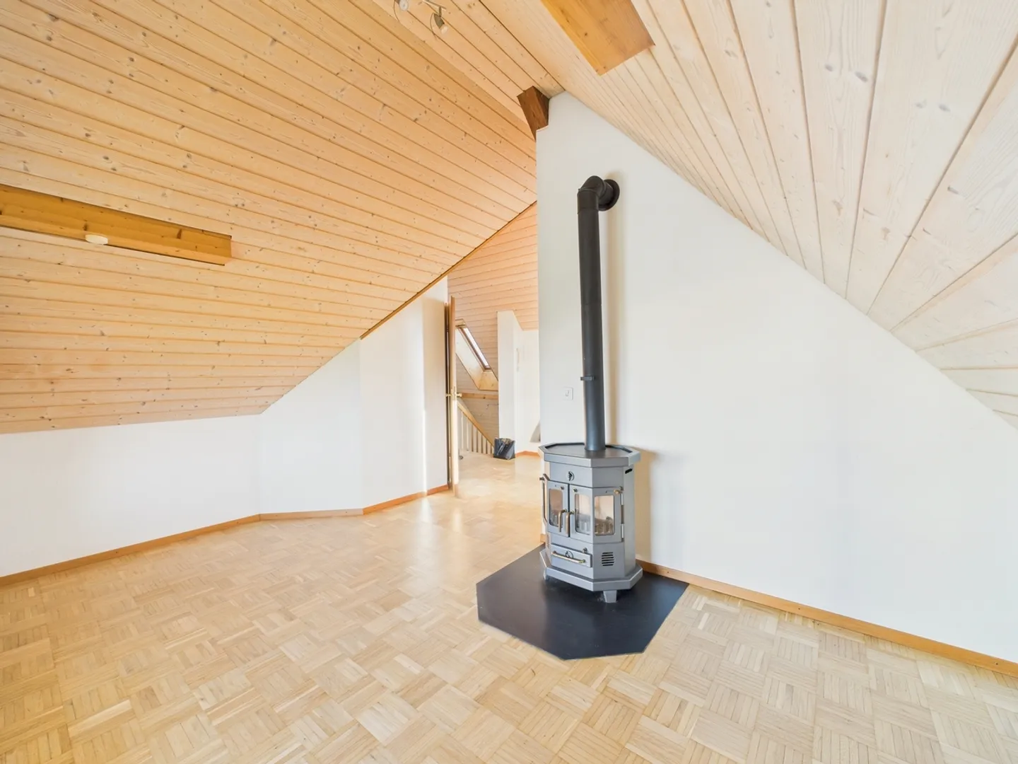 Modern living experience in a quiet and sunny environment - 2.5-room attic apartment in Subingen - Photo 1 of 9