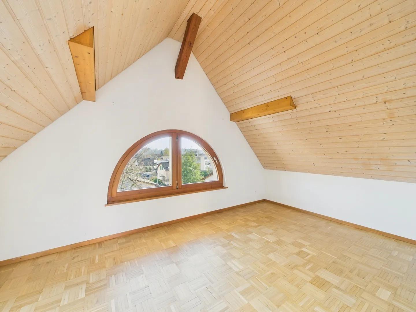 Modern living experience in a quiet and sunny environment - 2.5-room attic apartment in Subingen - Photo 5 of 9