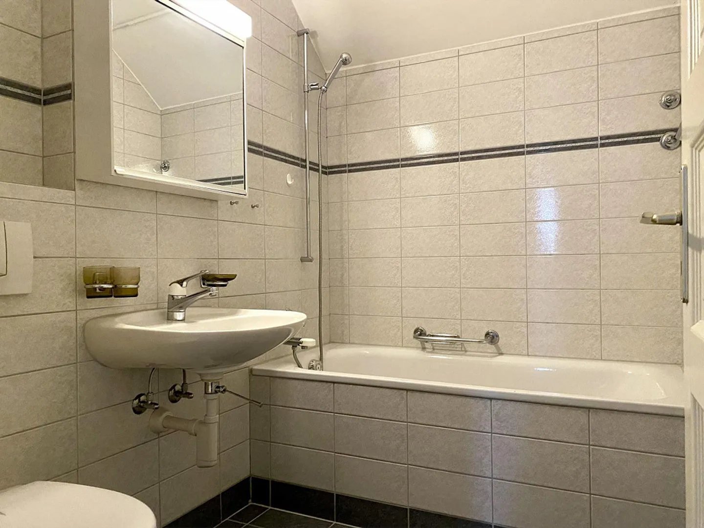 Charming attic apartment near Messeplatz - Photo 7 of 8