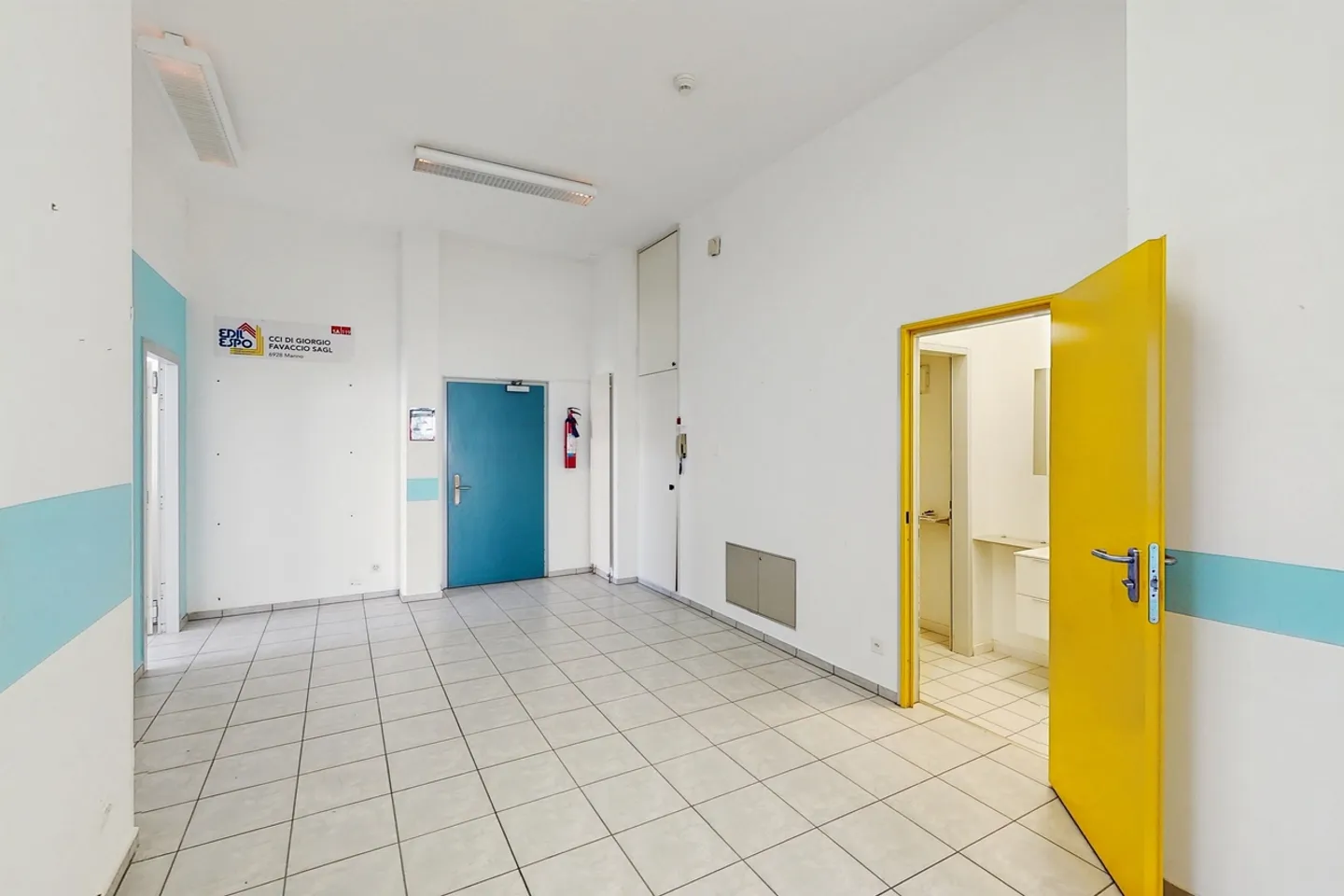125m2 commercial space on the ground floor - strategic accessibility in Manno - Photo 2 of 12