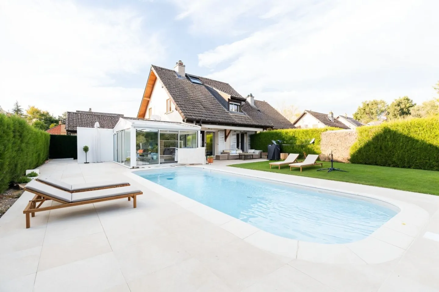 Magnificent Semi-Detached House / 4 Bedrooms / 3 Bathrooms / Garden / Pool - Photo 2 of 8