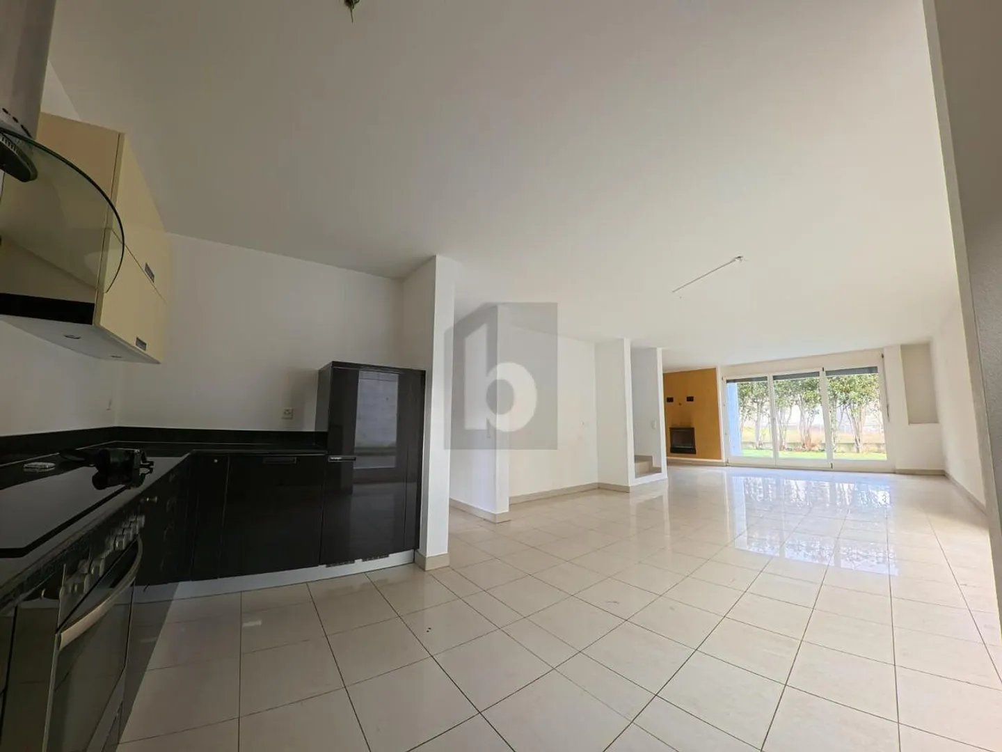 Elegant and spacious house with garden and pool - Photo 2 of 5