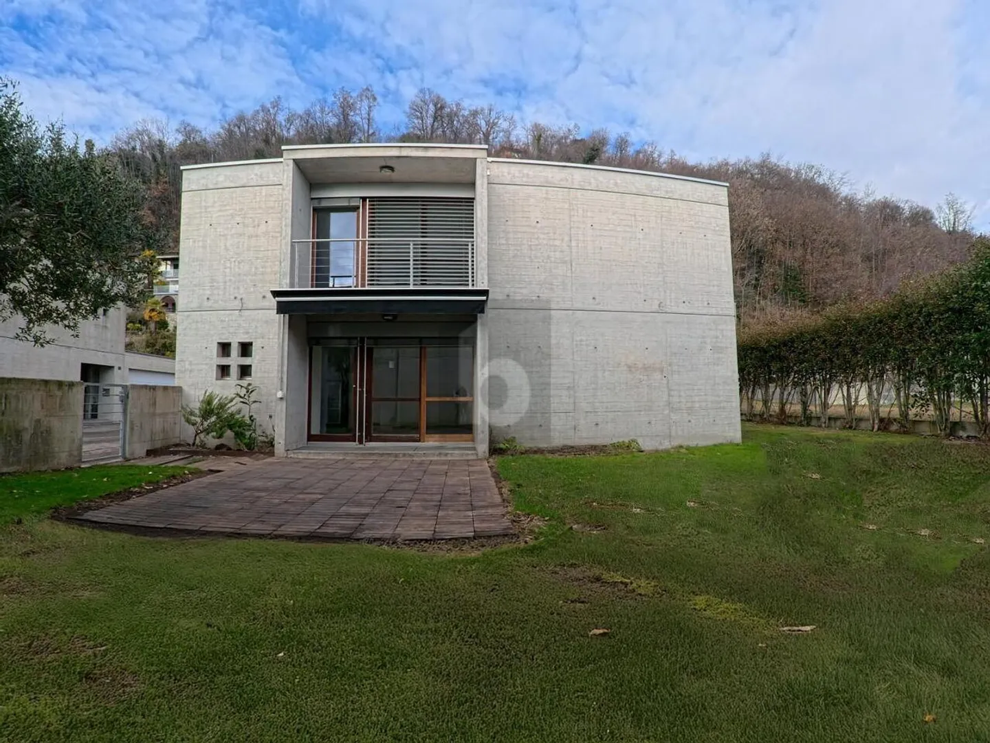 Elegant and spacious house with garden and pool - Photo 1 of 5