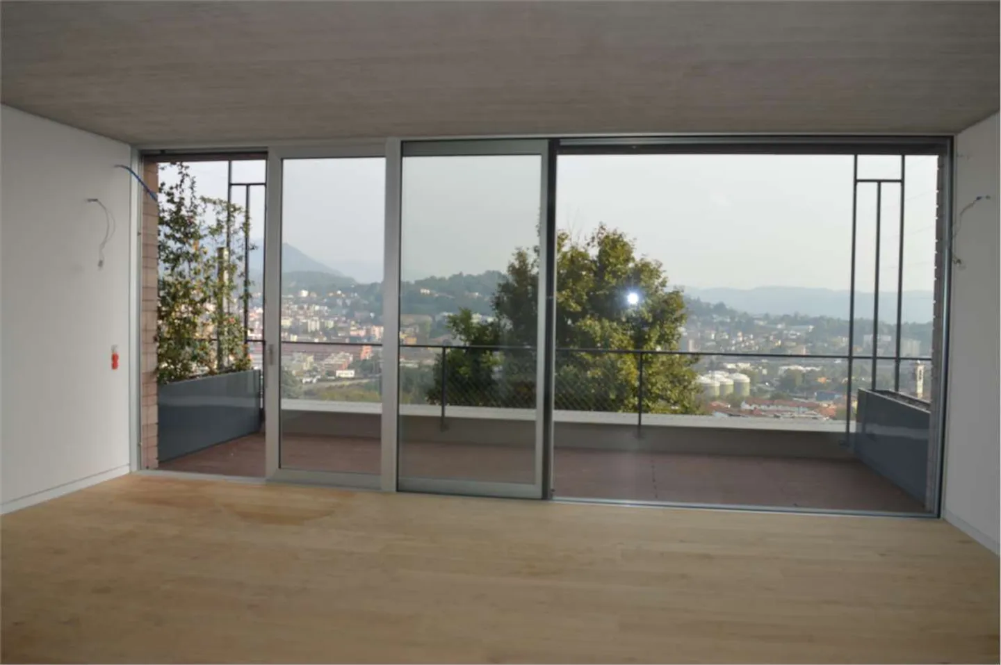 NEUE VILLA MIT GARTEN UND PANORAMATERRASSE - Foto 3 von 16