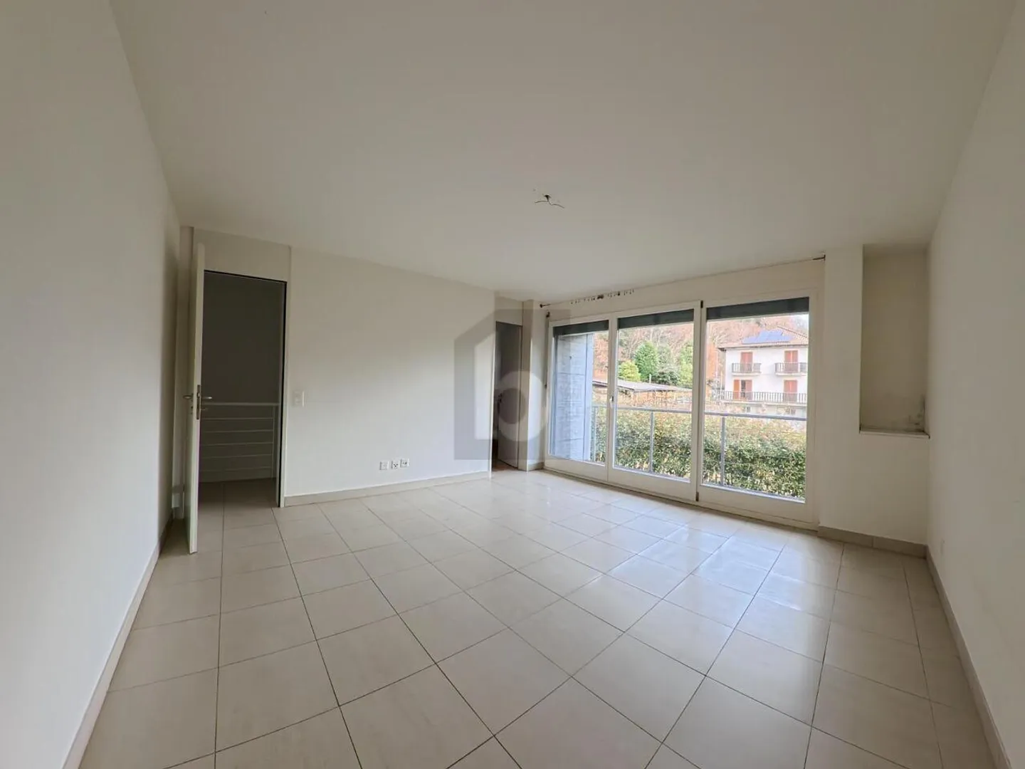 Elegant and spacious house with garden and pool - Photo 4 of 5