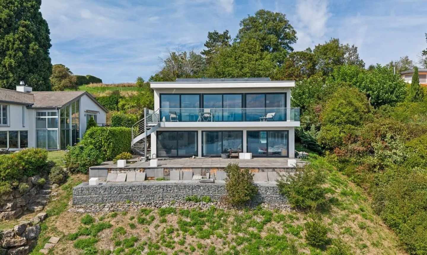 Exclusive: Architect-designed villa with a view of Lake Murten - Photo 4 of 11