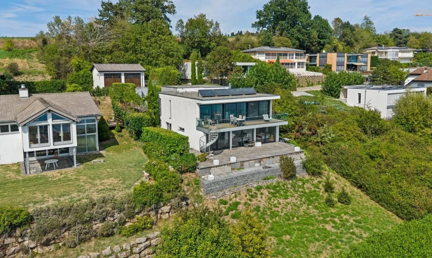Exclusive: Architect-designed villa with a view of Lake Murten - Photo 5 of 11