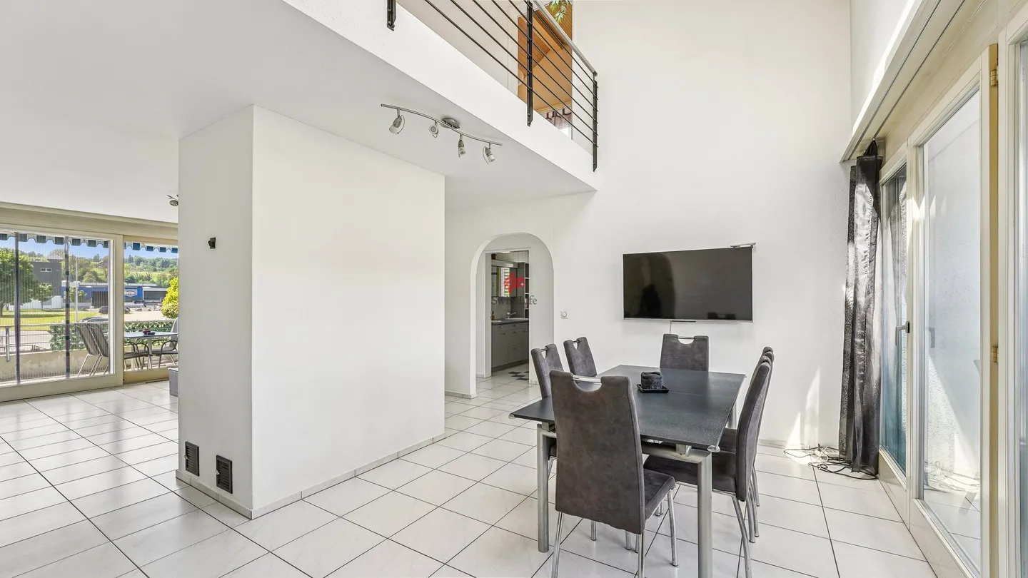 House-in-house feeling: Spacious maisonette with 3 balconies and open gallery - Photo 3 of 12