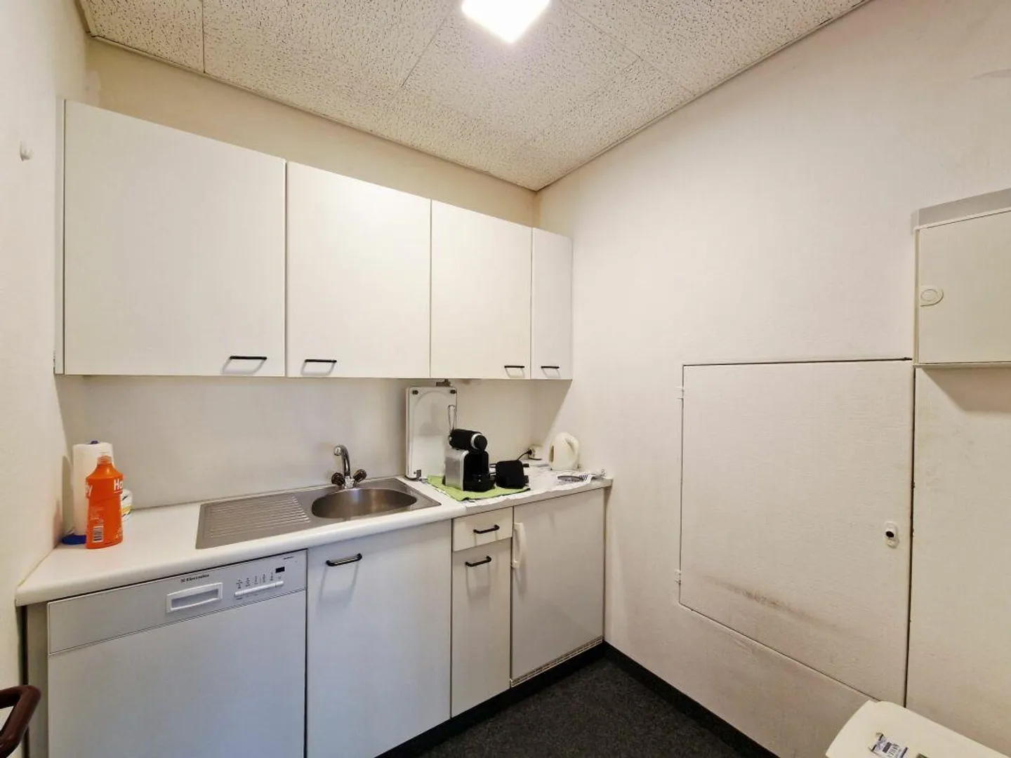 Opportunity: Bright offices, ready to use and on the ground floor! - Photo 5 of 8