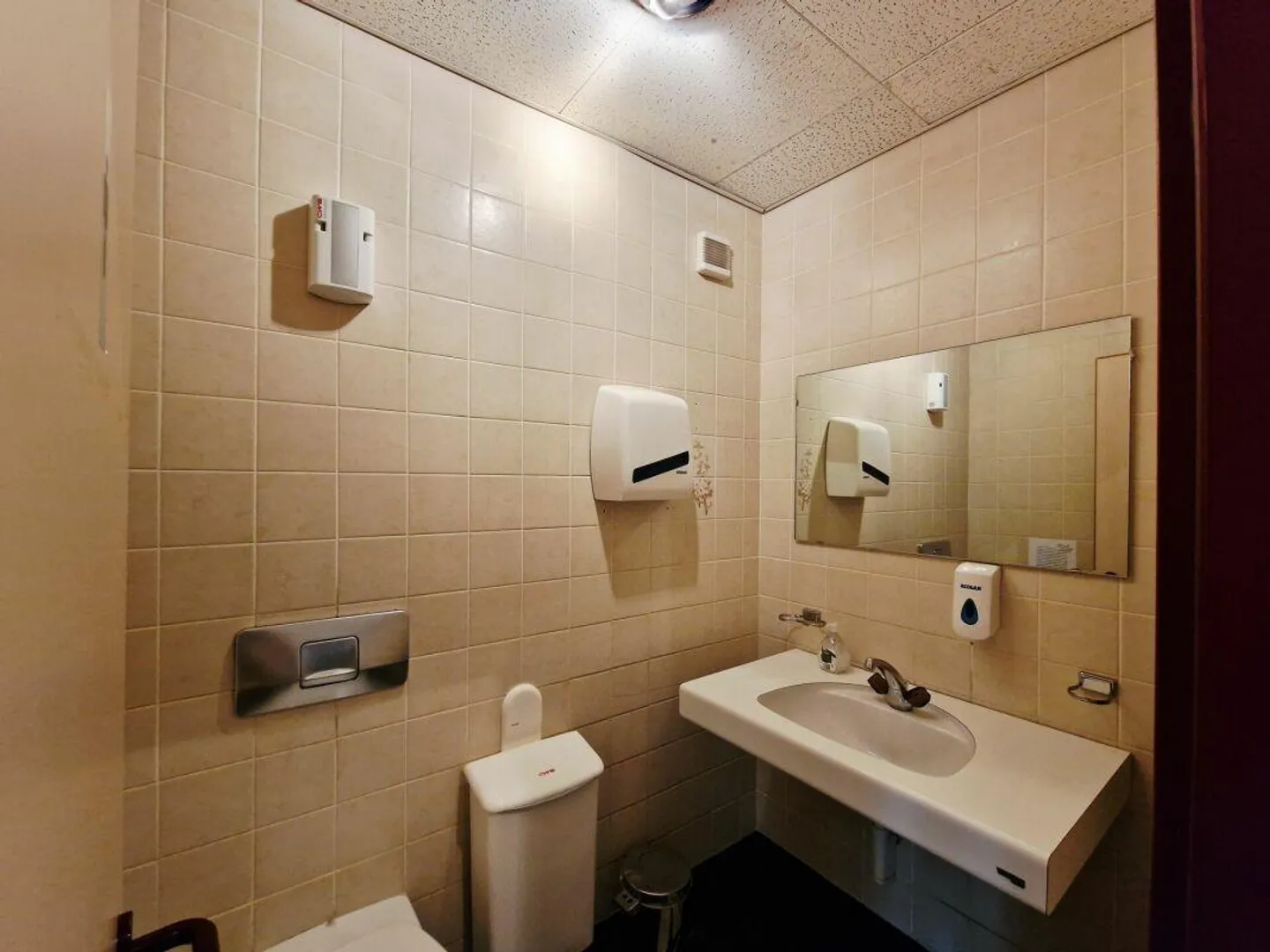 Opportunity: Bright offices, ready to use and on the ground floor! - Photo 7 of 8