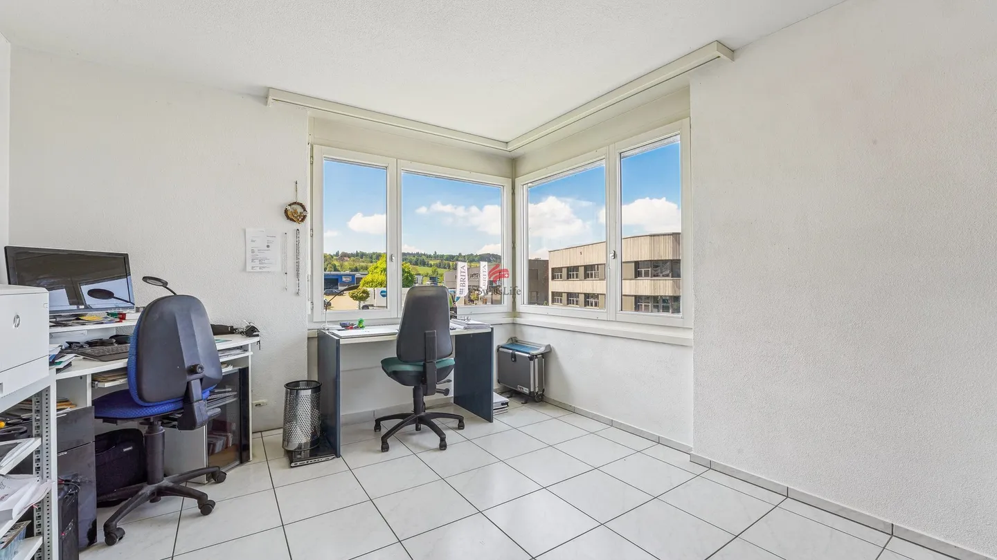 House-in-house feeling: Spacious maisonette with 3 balconies and open gallery - Photo 6 of 12