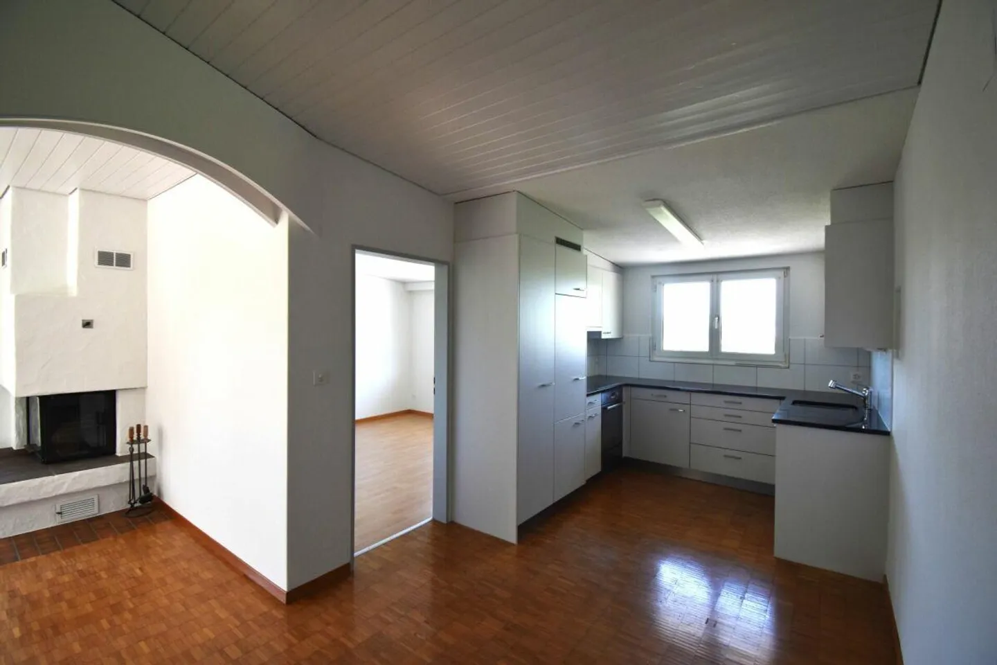 Spacious 4.5-room apartment with fireplace in Busswil TG - Living with charm and comfort - Photo 4 of 10