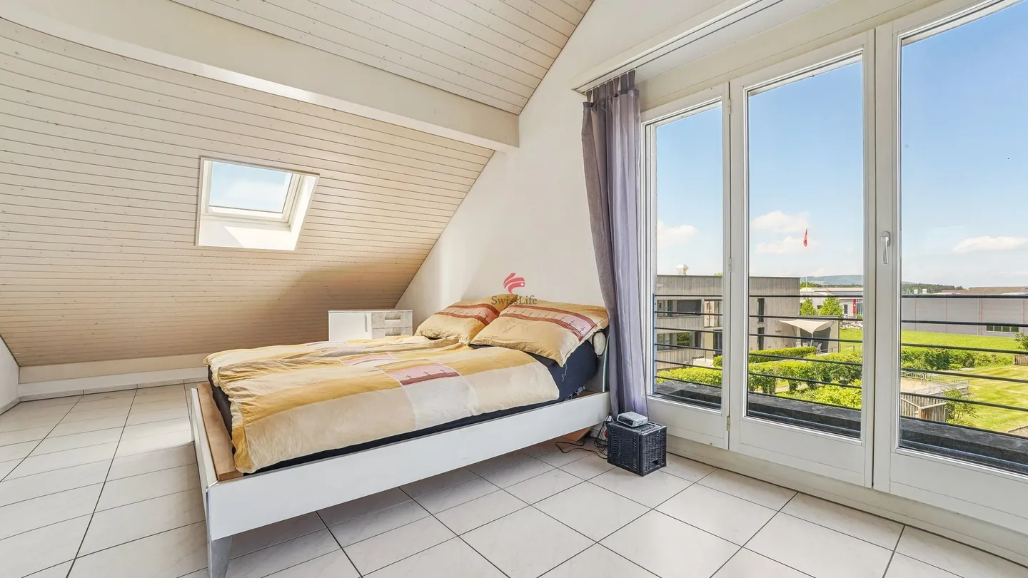 House-in-house feeling: Spacious maisonette with 3 balconies and open gallery - Photo 11 of 12
