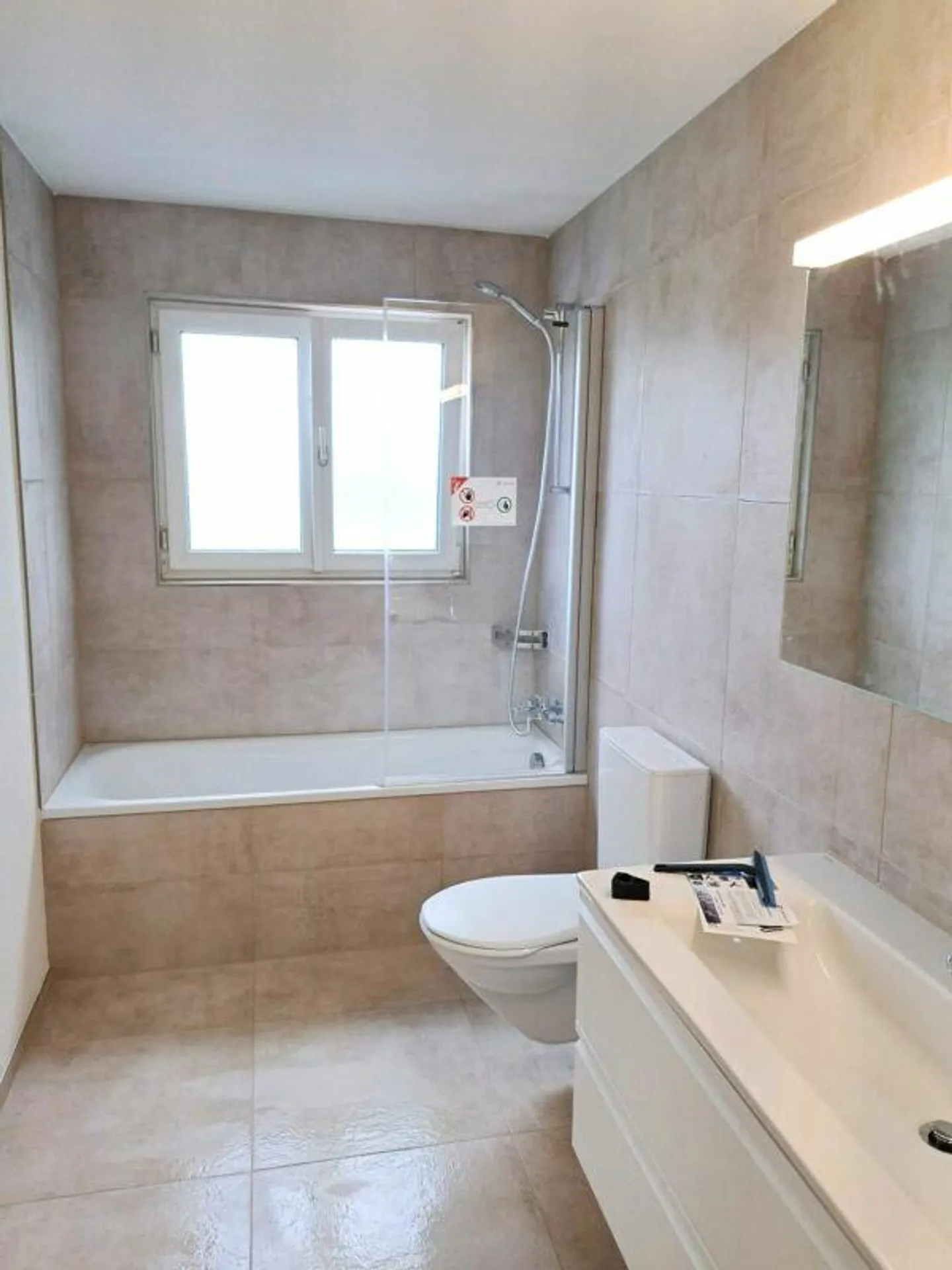 Spacious 4.5-room apartment with fireplace in Busswil TG - Living with charm and comfort - Photo 8 of 10