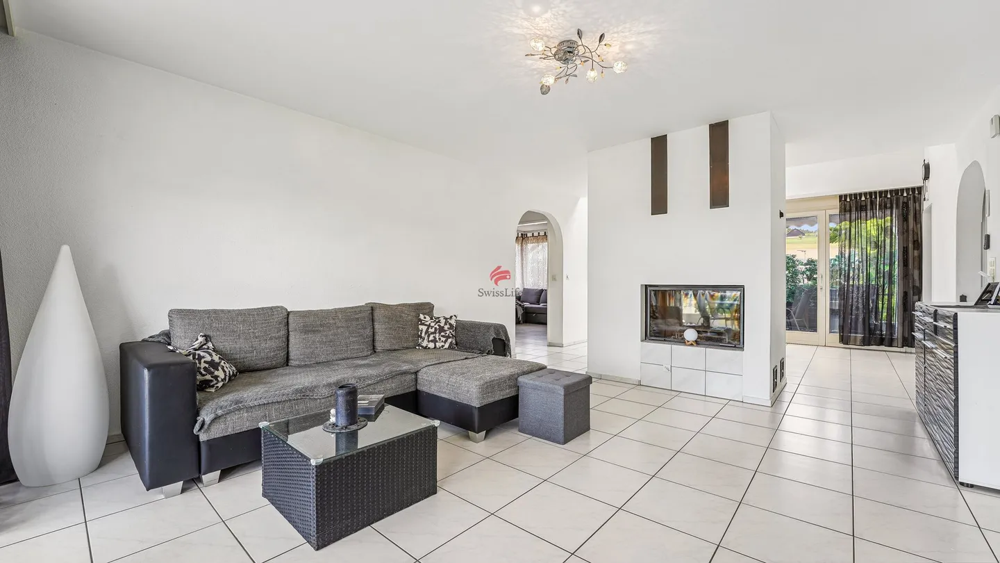 House-in-house feeling: Spacious maisonette with 3 balconies and open gallery - Photo 2 of 12