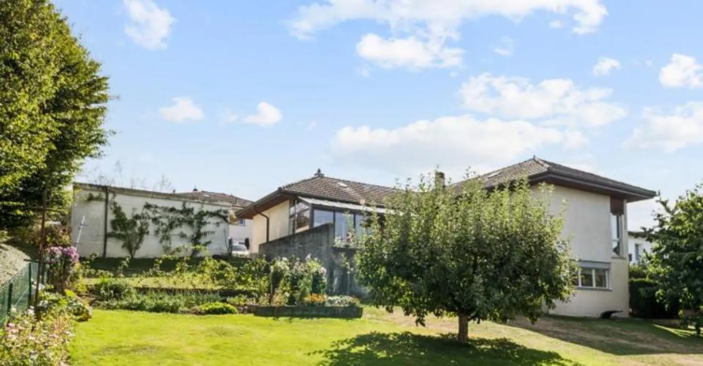 Schönes Haus mit zwei Wohnungen und Garten - Foto 1 von 13