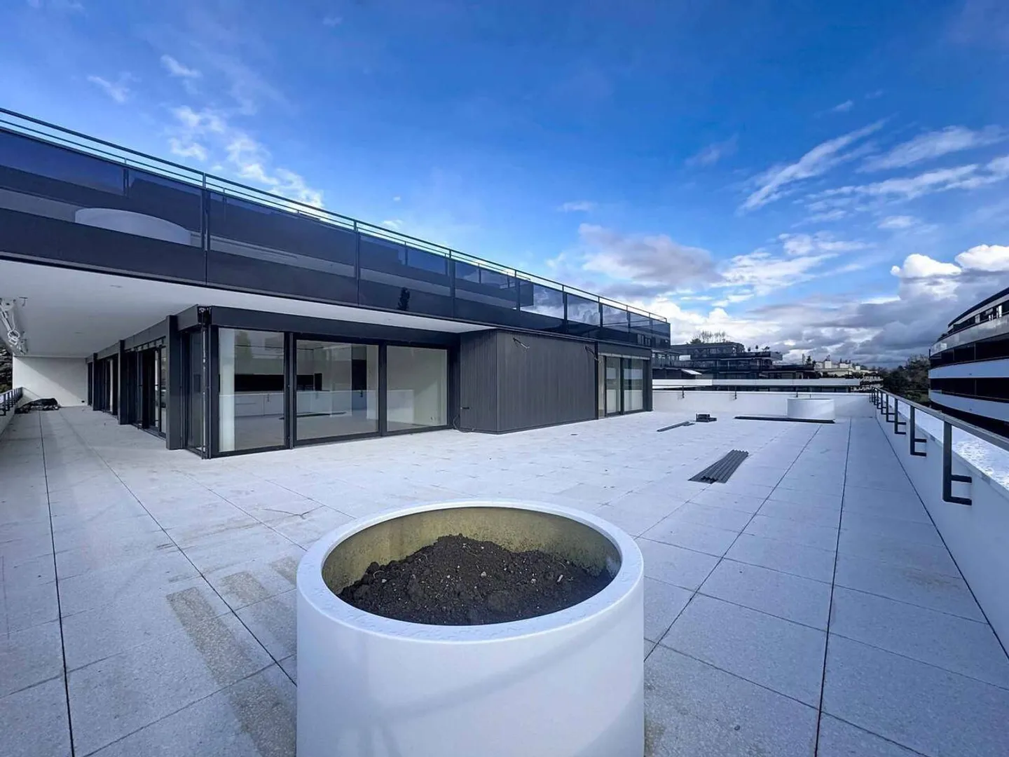 Appartamento lussuoso di 4,5 stanze con terrazza di 117m2 e balcone di 47m2, ascensore privato al 2° piano - Foto 10 di 13