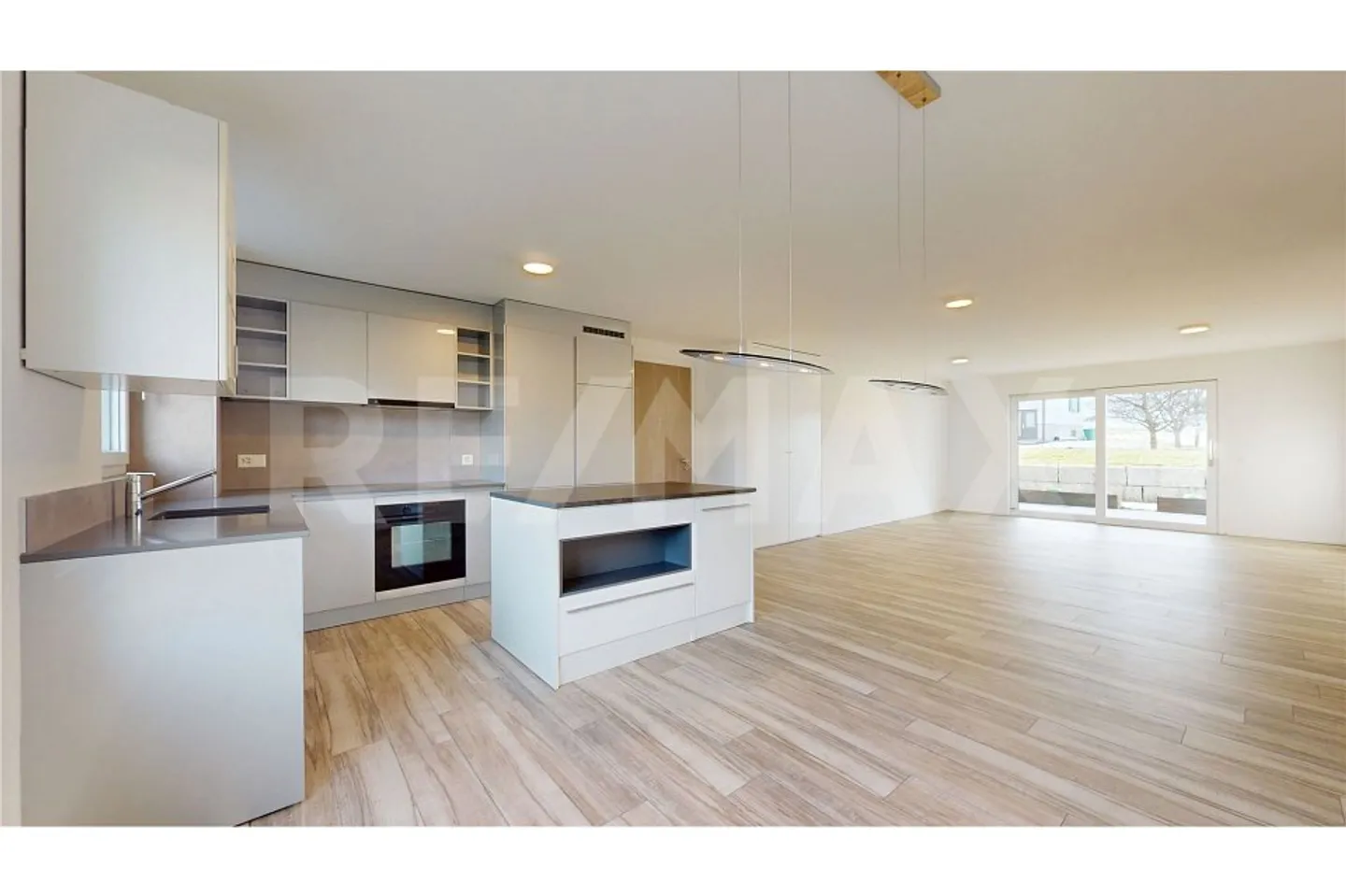 Prächtige 3,5-Zimmer-Wohnung von 100 m2, 15 Minuten vom Zentrum von Fribourg entfernt / Exklusivität RE/MAX - Photo 2 of 6