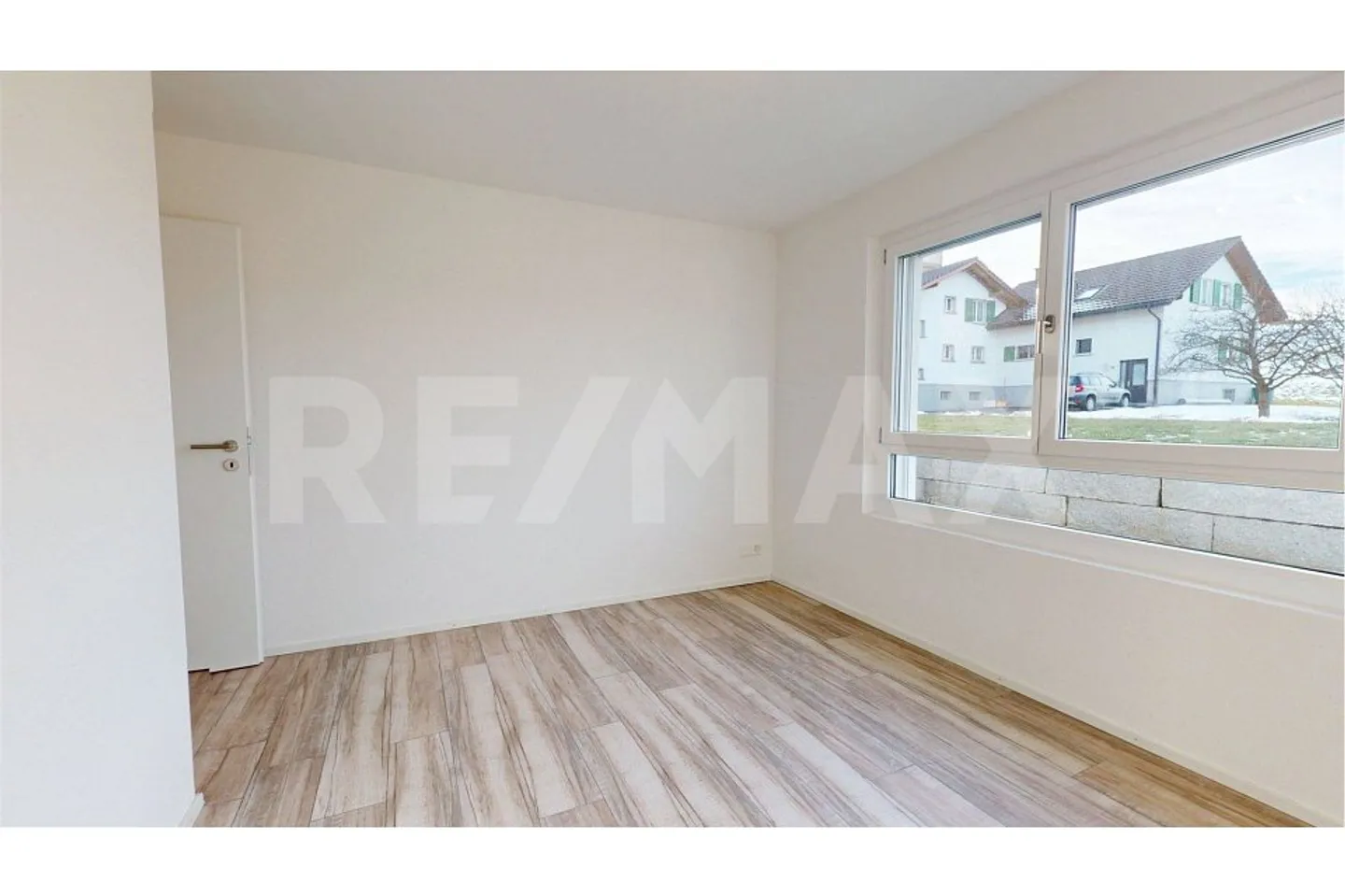 Prächtige 3,5-Zimmer-Wohnung von 100 m2, 15 Minuten vom Zentrum von Fribourg entfernt / Exklusivität RE/MAX - Photo 4 of 6