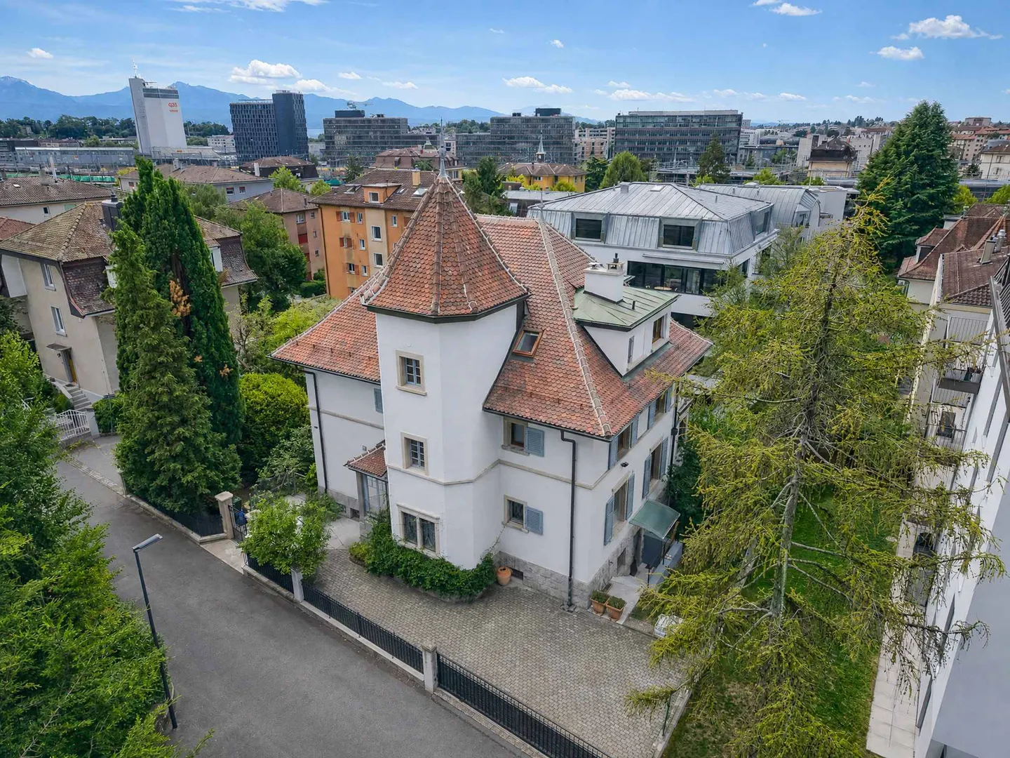 Exclusive: Master House with Castle-like Features - 9 Rooms - Photo 1 of 13