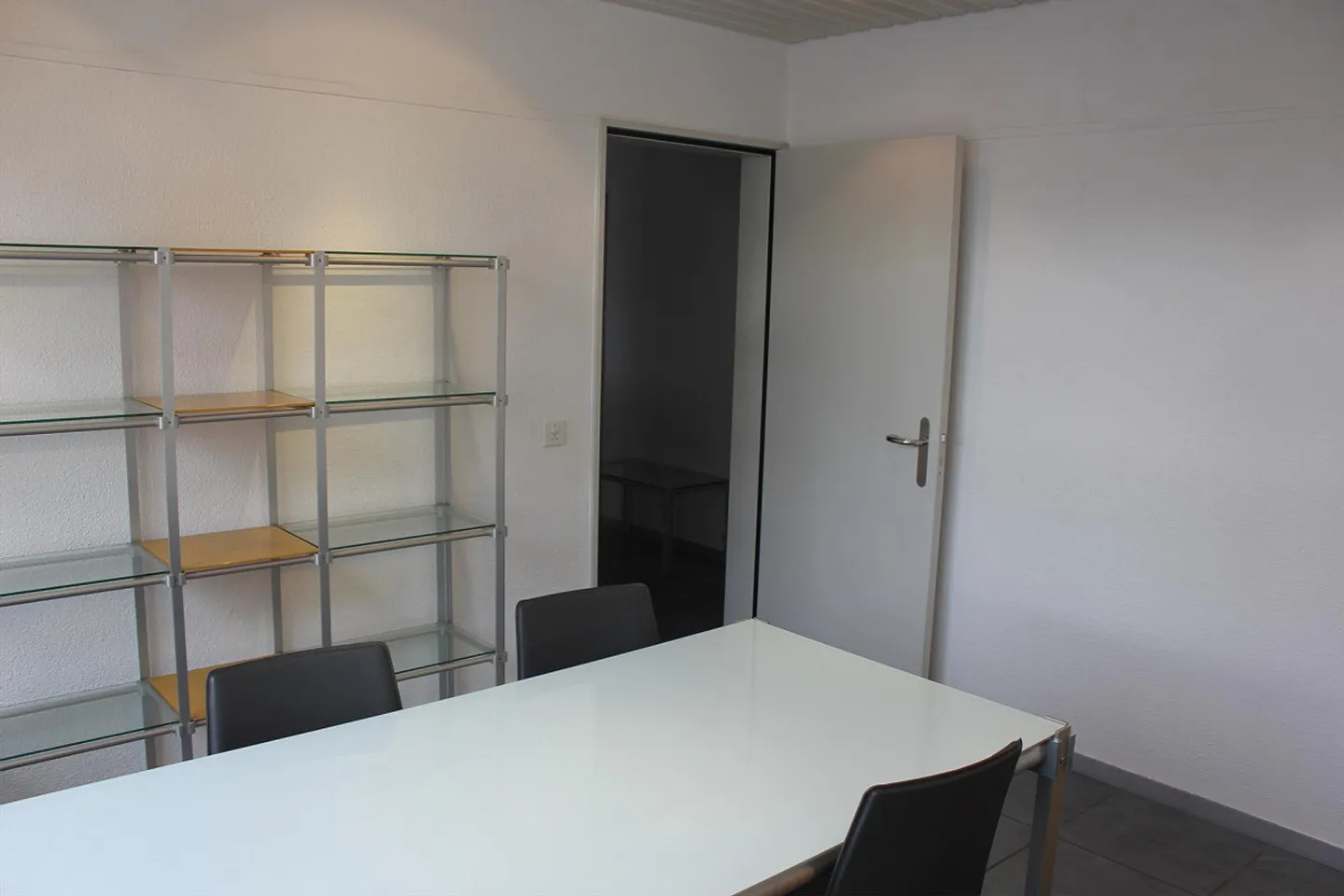 Espace de bureau de 165 m2 avec mobilier et division pratique des pièces - Photo 3 sur 22