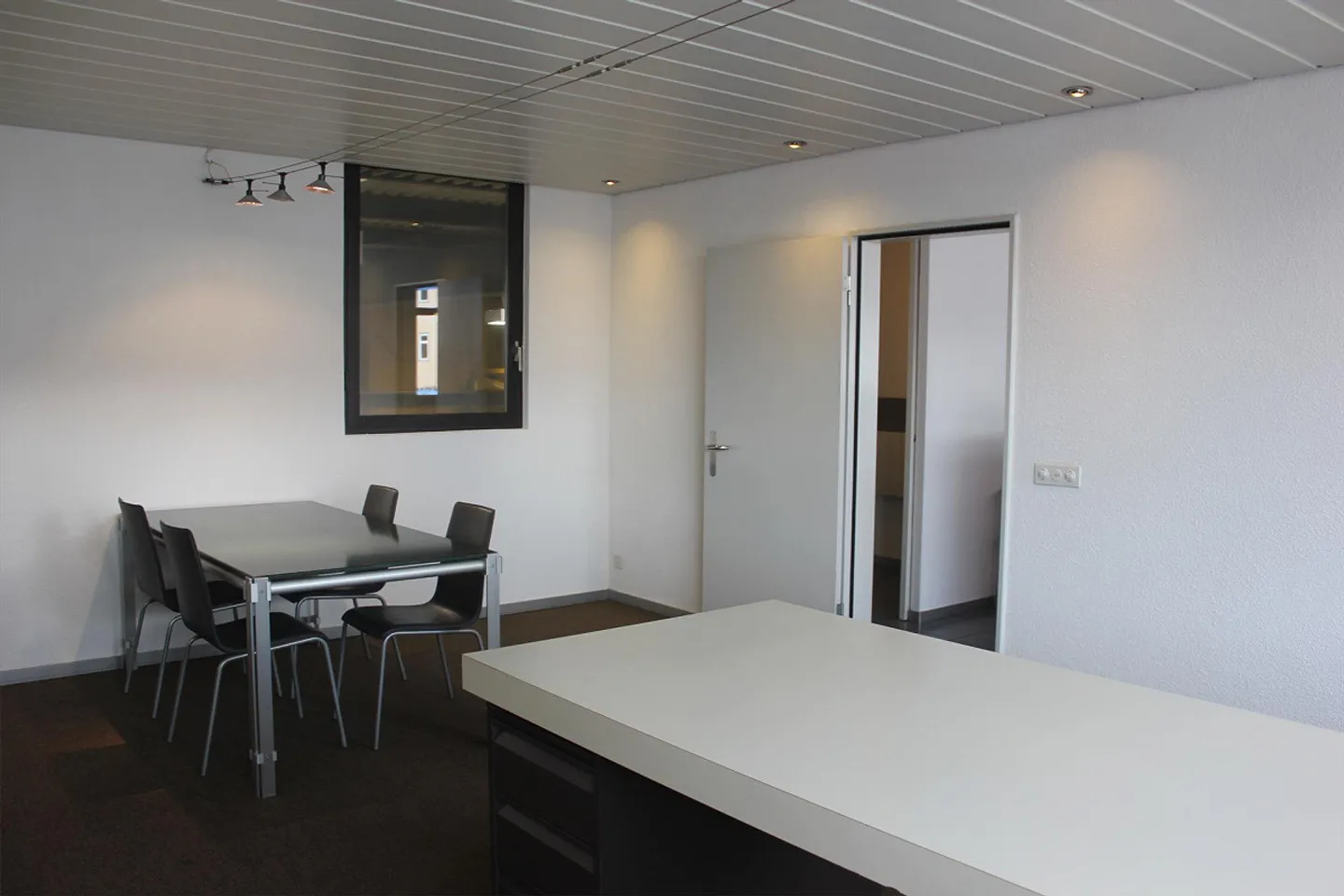Espace de bureau de 165 m2 avec mobilier et division pratique des pièces - Photo 9 sur 22