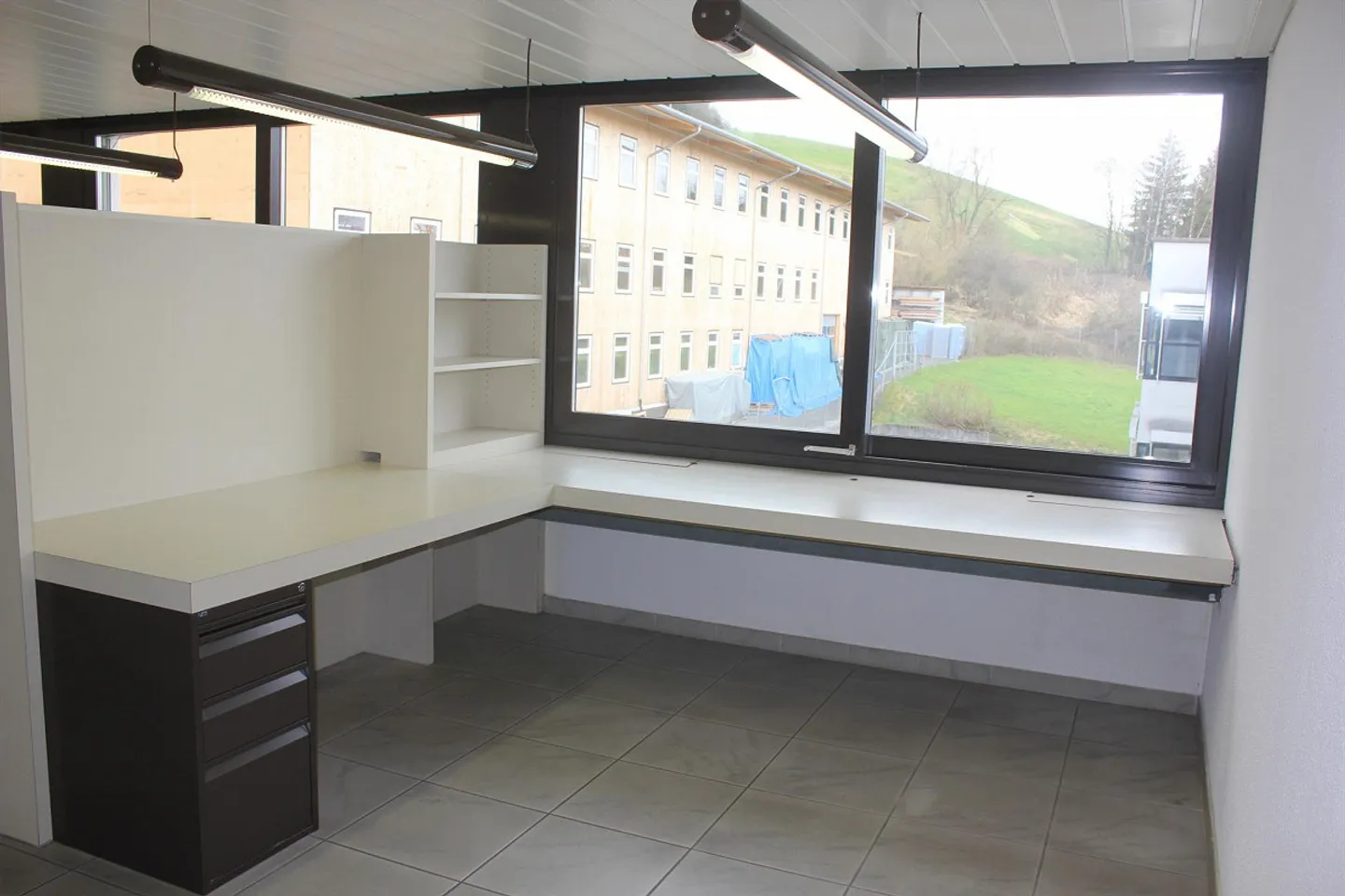 Espace de bureau de 165 m2 avec mobilier et division pratique des pièces - Photo 15 sur 22
