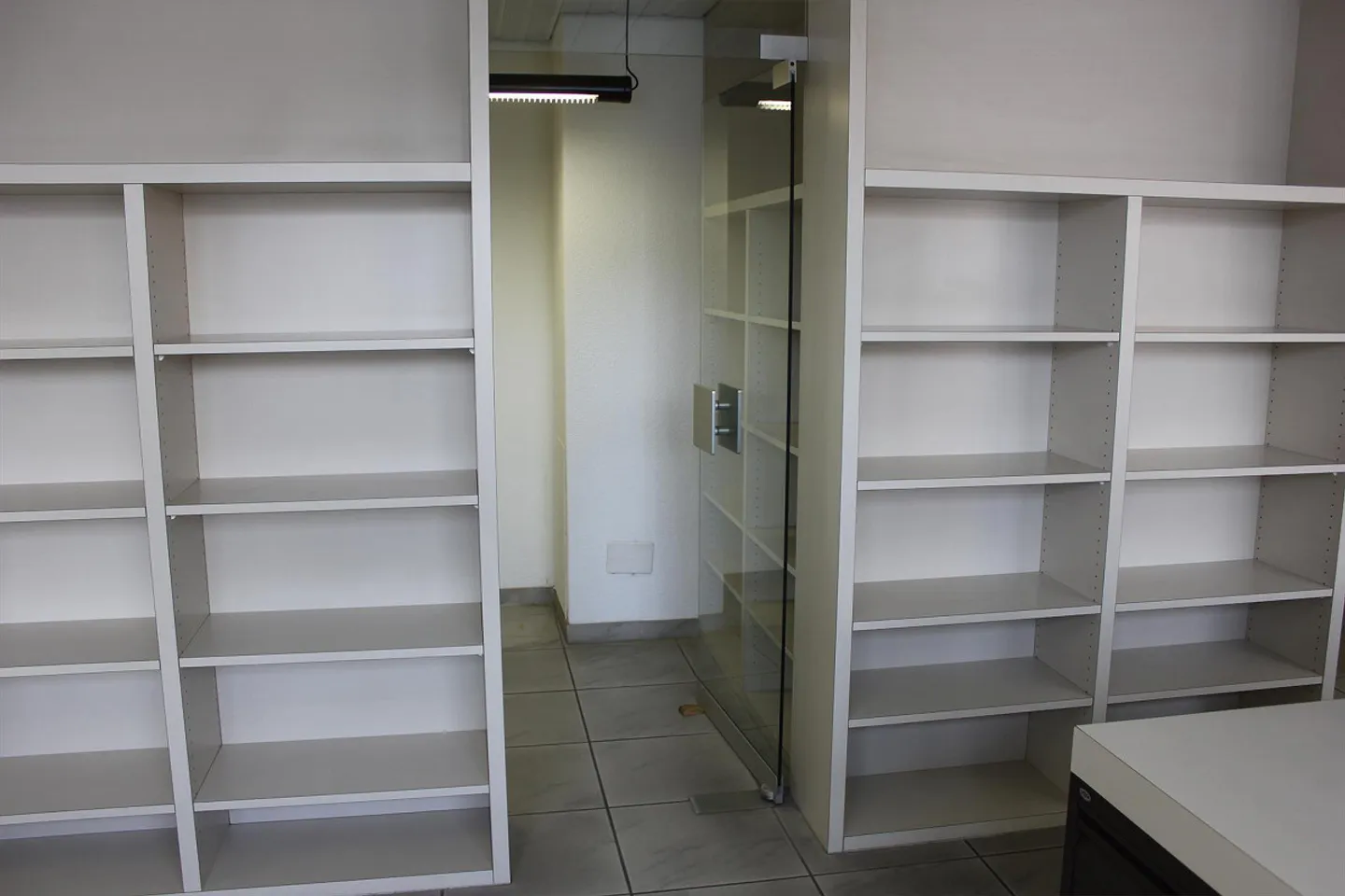 Espace de bureau de 165 m2 avec mobilier et division pratique des pièces - Photo 17 sur 22