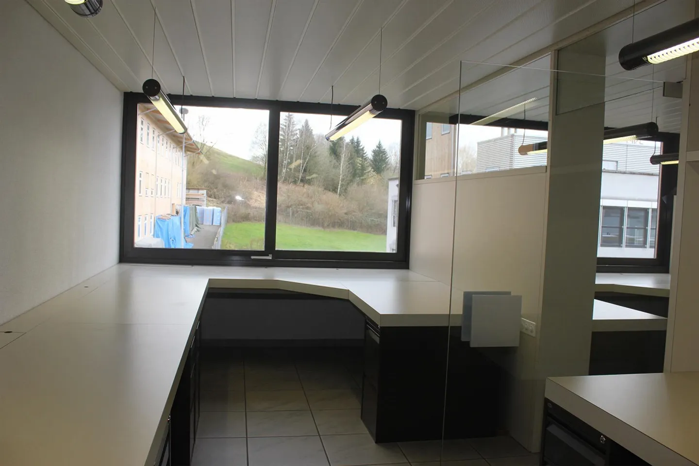 Espace de bureau de 165 m2 avec mobilier et division pratique des pièces - Photo 20 sur 22