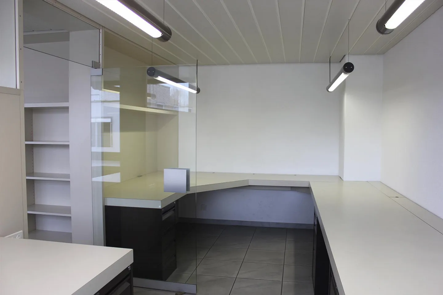 Espace de bureau de 165 m2 avec mobilier et division pratique des pièces - Photo 21 sur 22