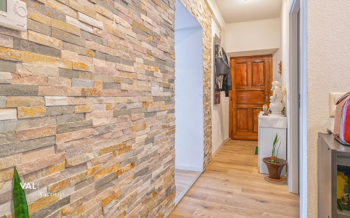 Modernized 3.5-room apartment in the heart of Glis - Photo 4 of 14