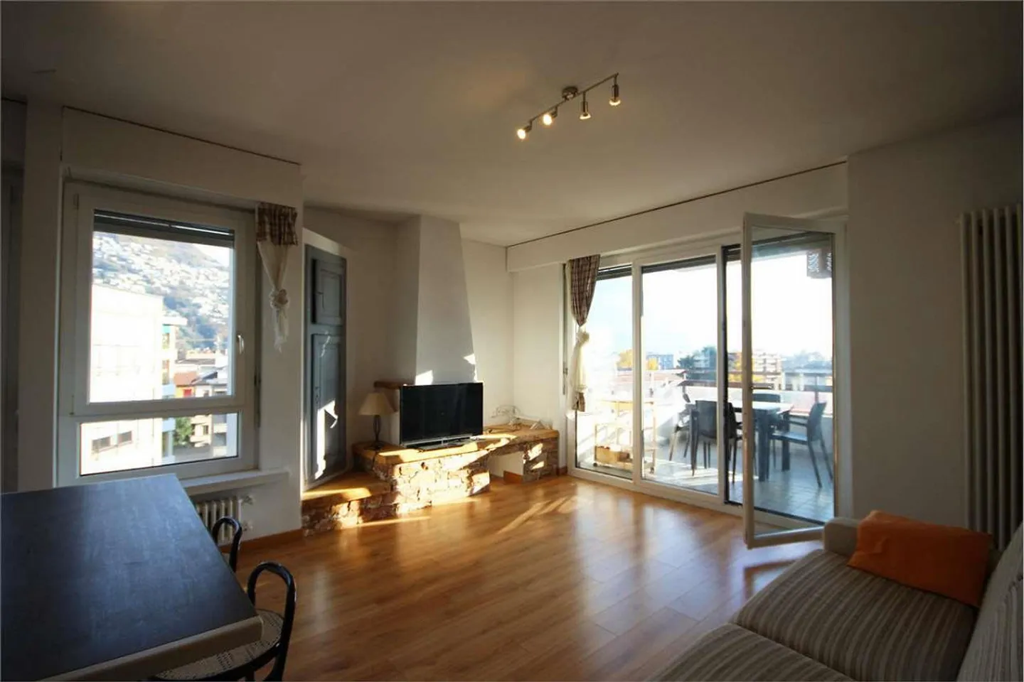 Attico con terrazza e vista libera vicino al centro - Foto 2 di 9
