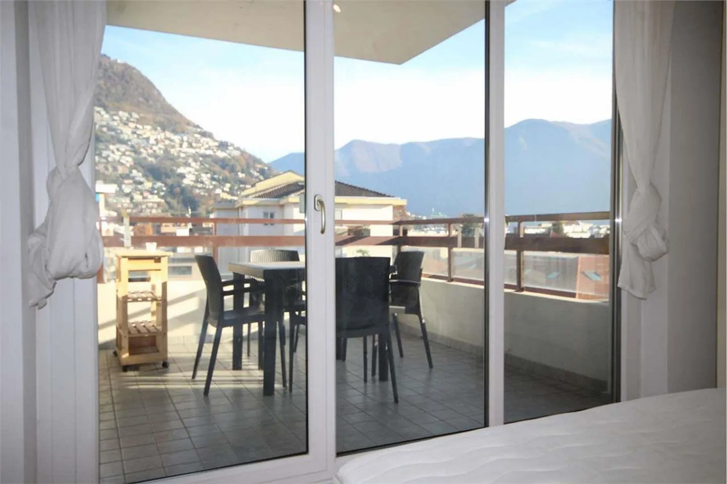 Attico con terrazza e vista libera vicino al centro - Foto 5 di 9