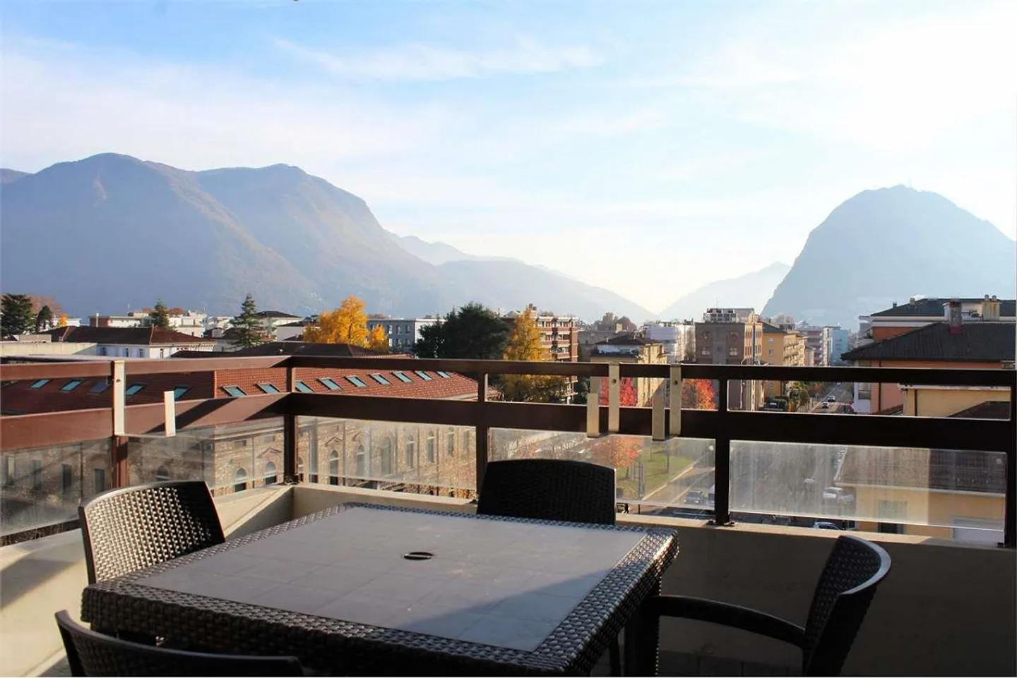 Attico con terrazza e vista libera vicino al centro - Foto 1 di 9