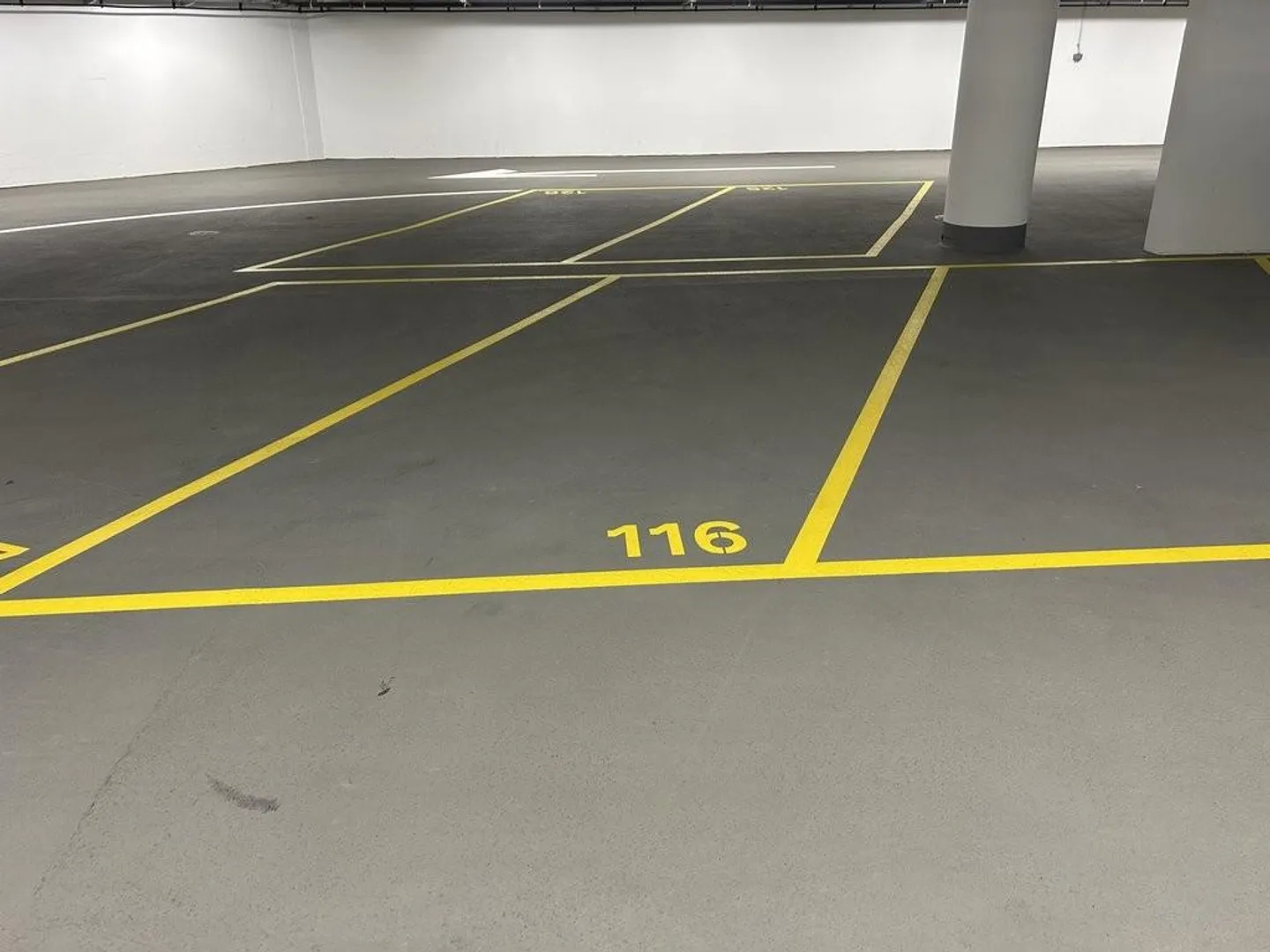 Espaces de stationnement spacieux à louer à Wiedikon - Photo 2 sur 8