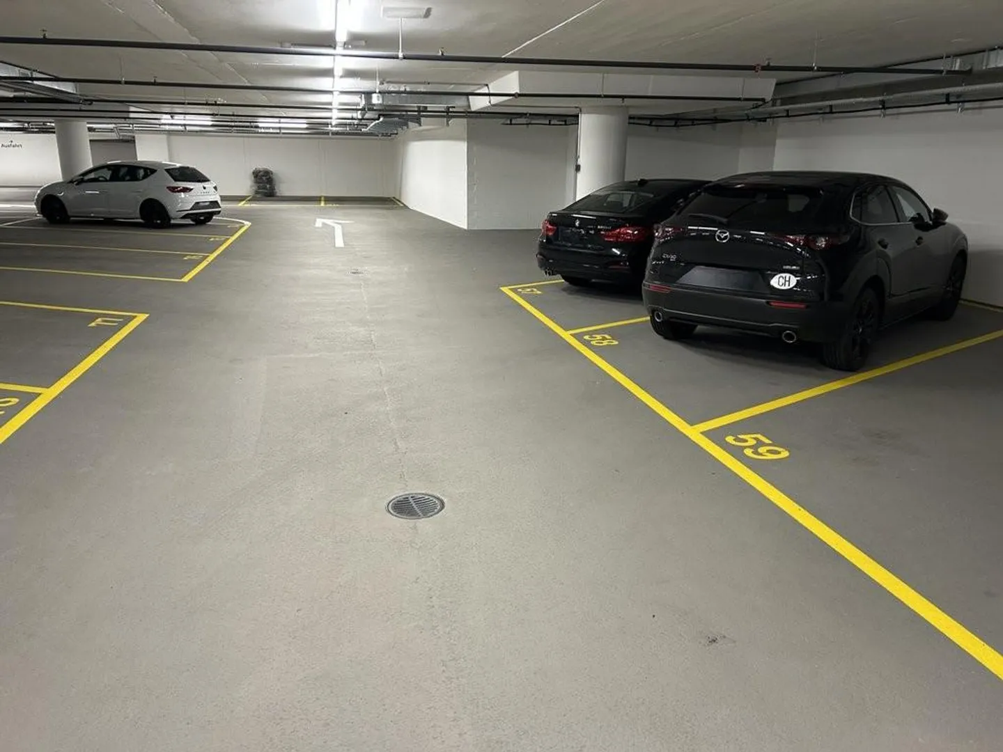 Espaces de stationnement spacieux à louer à Wiedikon - Photo 3 sur 8
