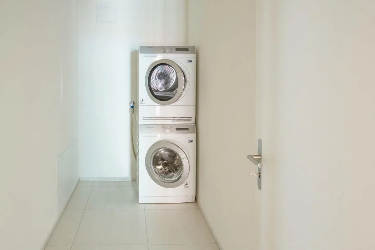 Appartamento moderno con balcone - Foto 8 di 10