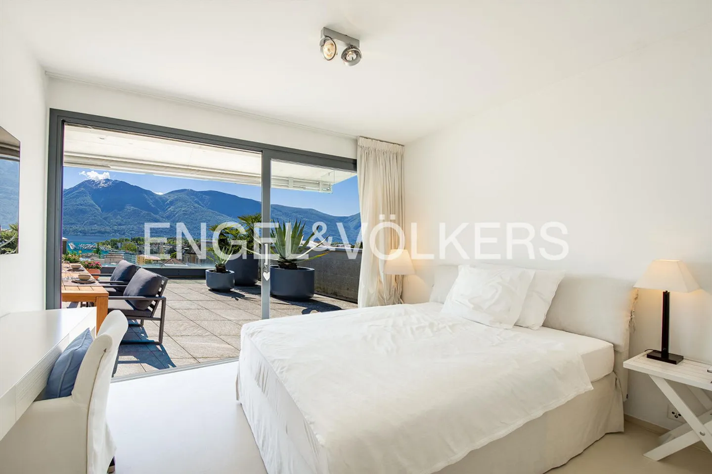 Exclusive penthouse apartment with dream lake view (67) - Photo 10 of 15