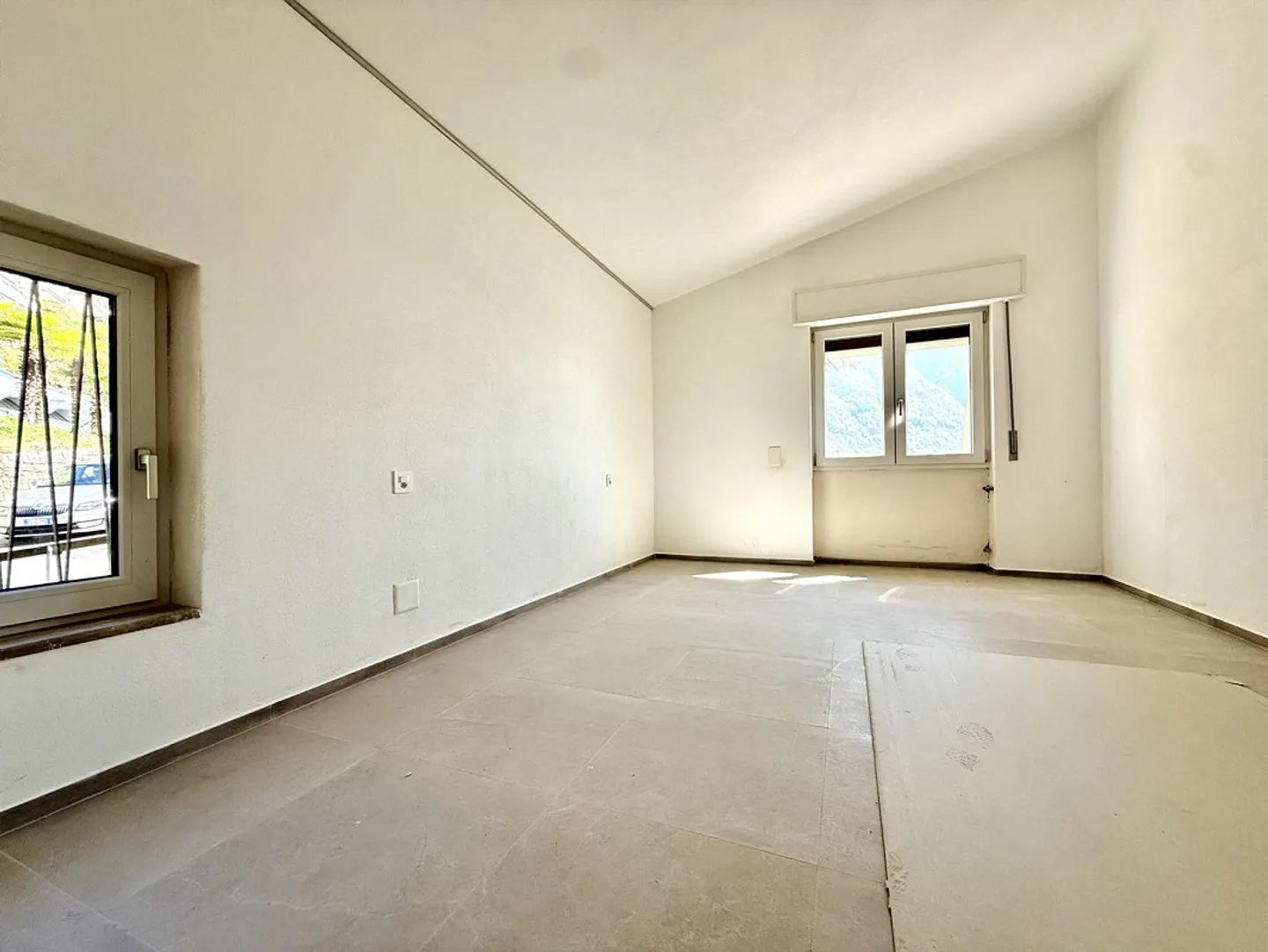 RENOVIERTES HAUS MIT 5,5 ZIMMERN UND STUNDE VON SEEBLICK IN ROVIO - Foto 7 von 9