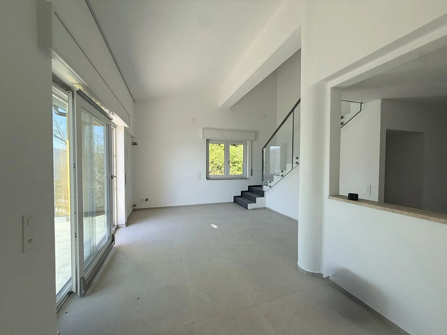 RENOVIERTES HAUS MIT 5,5 ZIMMERN UND STUNDE VON SEEBLICK IN ROVIO - Foto 8 von 9