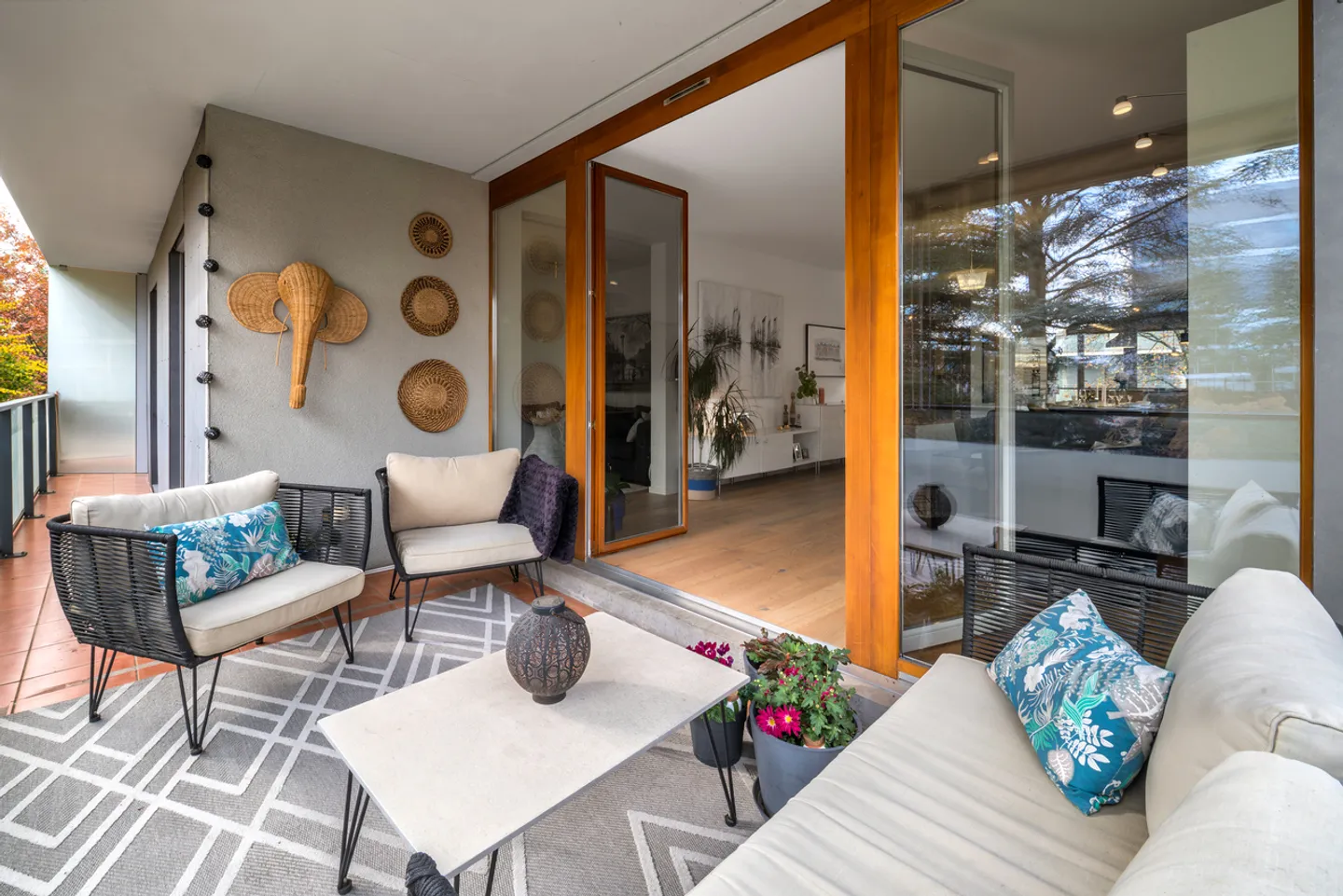 Bright 6-room apartment renovated with large balconies - Photo 2 of 12